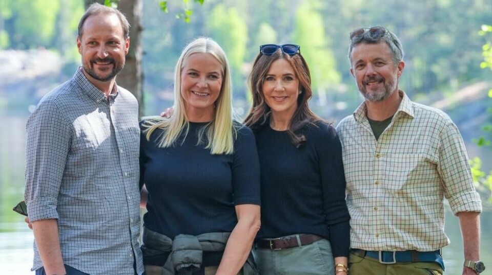 Kronprins Haakon og kronprinsesse Mette-Marit gikk en tur rundt Ulsrudvann i Østmarka sammen med dronning Mary og kong Frederik av Danmark. Foto: Lise Åserud / NTB