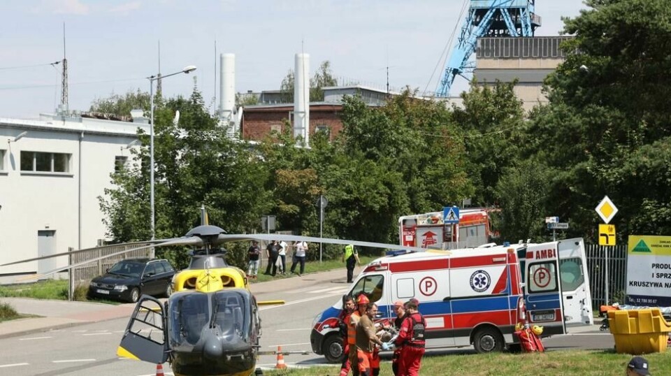 Store redningsmannskaper kom raskt til den polske kullgruven som ble rammet av et jordskjelv torsdag morgen. 77 arbeidere ble brakt til overflaten. En av de skadede har mistet livet, mens en annen er savnet. Foto. Katarzyna Zaremba-Majcher / AP / NTB