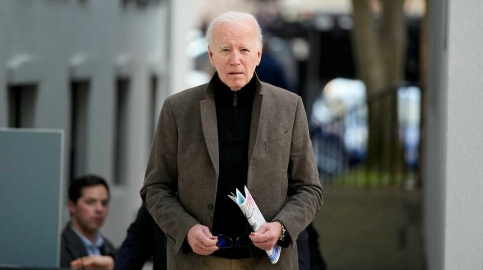 President Joe Biden på vei for å snakke med journalister etter å ha deltatt i en messe, lørdag 17. februar.