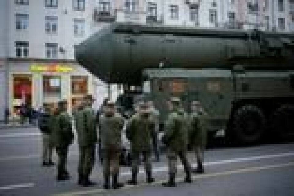 Soldater står ved siden av en russisk RS-24 Yars-rakett under en militærparade i Moskva. Slike raketter kan utstyres med atomstridshode. Foto: AP / NTB Soldater står ved siden av en russisk RS-24 Yars-rakett under en militærparade i Moskva. Slike raketter kan utstyres med atomstridshode. Foto: AP / NTB