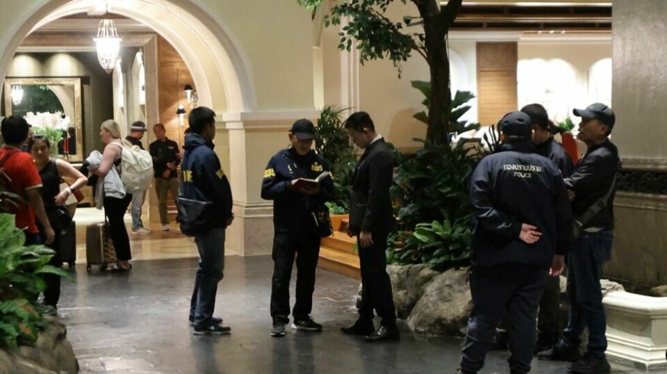 Seks personer er funnet døde på et hotellrom i Bangkok. Etterforskere samlet seg ved hotellet Grand Hyatt Erawan, men det er foreløpig ikke bekreftet at de seks ble funnet her. Foto: Chatkla Samnaingjam / AP / NTB