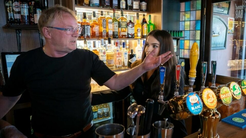 Per Sandberg trer til side og overlater driften av Grand Bar til Bahare Letnes.