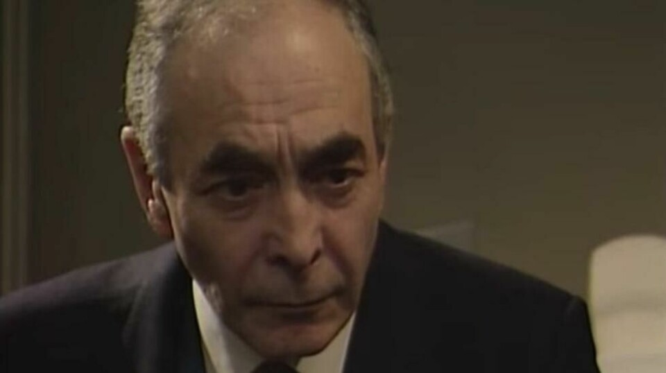 Leonard Fenton, alias Dr. Harold Legg, fra en episode av Østkantfolk fra 1985. Skjermdump fra BBC via Youtube.