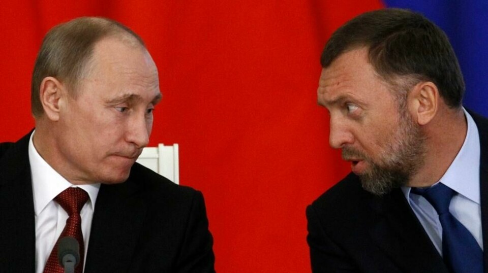 Oligarken Oleg Deripaska avbildet sammen med Vladimir Putin i 2013.
