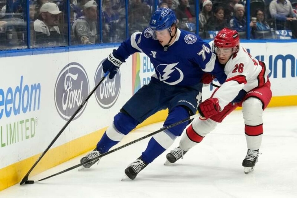 Norske Emil Lilleberg (nummer 78) holder pucken unna Sean Walker (26) og Carolina Hurricanes i tirsdagens NHL-oppgjør. Det var Tampa Bay som stakk av med seieren etter en sen scoring.