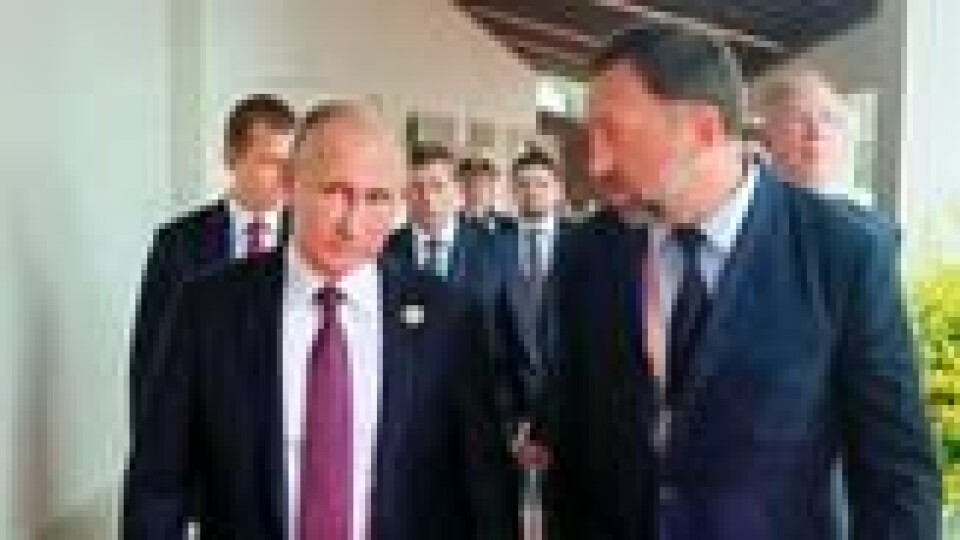 Den russiske oligarken Oleg Deripaska ber Russlands president Vladimir Putin om å legge til rette for utenlandske investorer og advarer om at den russiske statskassa begynner å tømmes. Den russiske oligarken Oleg Deripaska ber Russlands president Vladimir Putin om å legge til rette for utenlandske investorer og advarer om at den russiske statskassa begynner å tømmes. Foto: Mikhail Klimentyev / AP/NTB