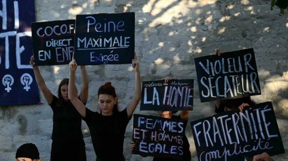 Demonstranter viste støtte til offeret før rettsaken startet. Foto. Christophe SIMON / AFP