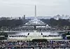 Tilskuere stimler sammen i Washington Mall mellom US Capitol-høyden og Washington-monumentet, omkring to timer før Trump skal tas i ed som USAs 45. president. Foto: Shawn Thew / EPA