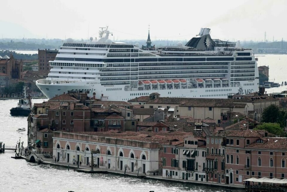 Et cruiseskip på vei ut av Venezia-lagunen i 2019. To år senere innførte italienske myndigheter et forbud mot at cruiseskip kan kjøre direkte inn til Venezia. - Cruiseskipene bidrar med en liten prosentandel av turistene, men er veldig synlige, mener NCL-sjef i Europa, Kevin Bubolz. Et cruiseskip på vei ut av Venezia-lagunen i 2019. To år senere innførte italienske myndigheter et forbud mot at cruiseskip kan kjøre direkte inn til Venezia. - Cruiseskipene bidrar med en liten prosentandel av turistene, men er veldig synlige, mener NCL-sjef i Europa, Kevin Bubolz. Foto: Miguel MEDINA / AFP / NTB