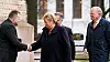 Erna Solberg og Sindre Finnes var blant de inviterte til Olav Thons begravelse fra Oslo domkirke onsdag. Foto: Terje Bendiksby / NTB