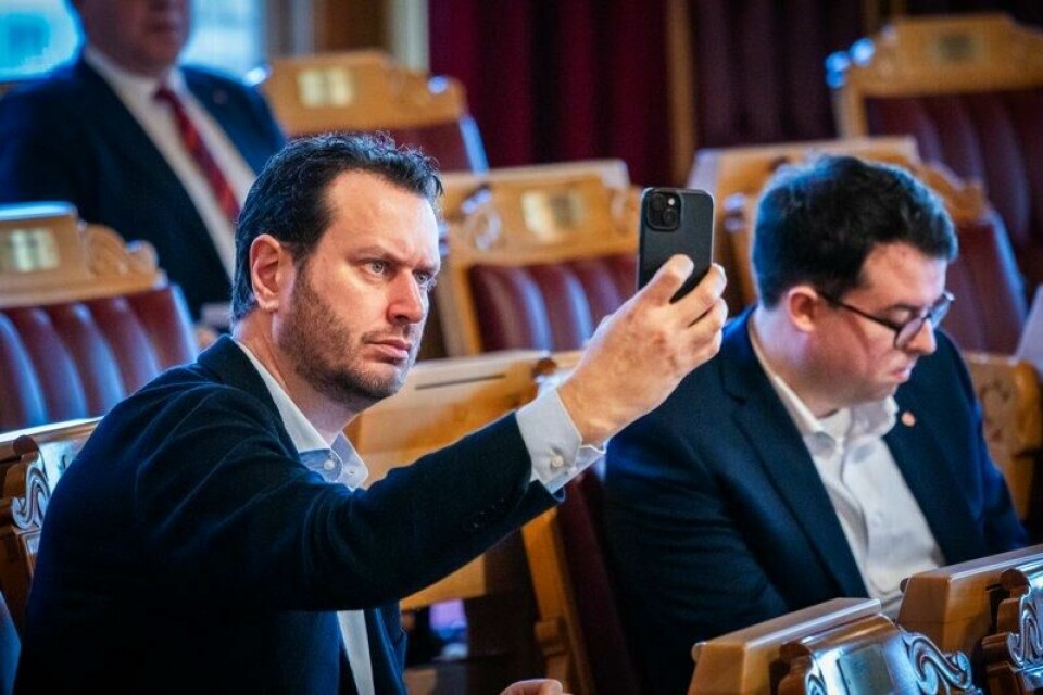 Justiskomiteens leder Helge André Njåstad (Frp) mener utviklingen er bekymringsfull og etterlyser en debatt om minstestraffen for voldtekt.