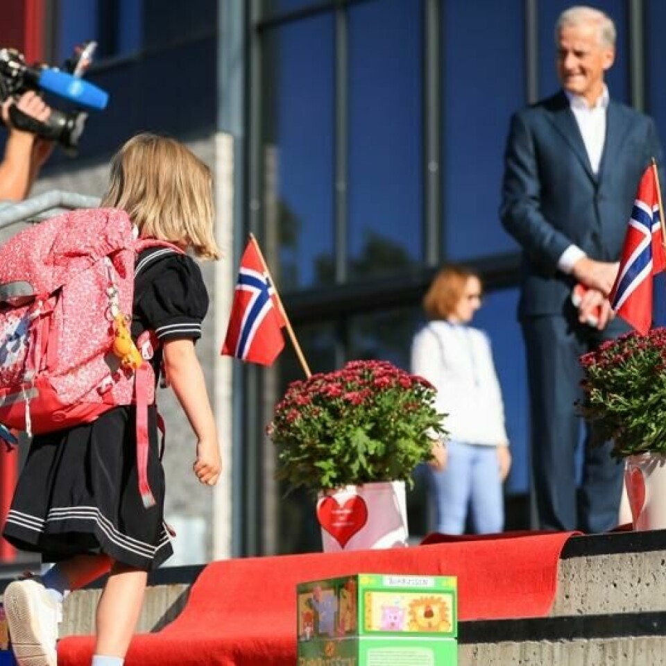 Statsminister Jonas Gahr Støre (Ap) og kunnskapsminister Kari Nessa Nordtun (Ap) tok imot årets førsteklassinger på Brynseng skole i Oslo mandag. Foto: Amanda Pedersen Giske / NTB