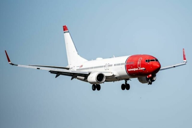 Et Norwegian-fly på fei inn for landing på Gardermoen flyplass, den aller største flyplassen i Norge.