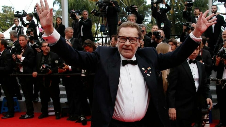 På dette filbildet tatt 17. mai 2014 poserer den østerrikske skuespilleren Helmut Berger idet han ankommer visningen av filmen «Saint-Laurent» under den 67. utgaven av filmfestivalen i Cannes i Sør-Frankrike 17. mai 2014.