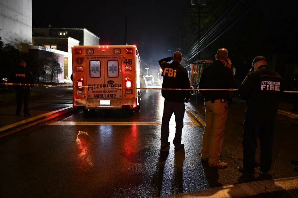 Den 27. oktober ble 11 personer skutt og drept i en synagoge i Pittsburgh under et barnedåp av en tungt bevæpnet. Han henviste til «Sionistisk okkupasjon» konspirasjonsteorien som påstår at alle vestlige regjeringer kontrolleres av jøder som er ute etter å vaske ut de hvites gener ved å smugle inn kriminelle utlendinger. Den 27. oktober ble 11 personer skutt og drept i en synagoge i Pittsburgh under et barnedåp av en tungt bevæpnet. Han henviste til «Sionistisk okkupasjon» konspirasjonsteorien som påstår at alle vestlige regjeringer kontrolleres av jøder som er ute etter å vaske ut de hvites gener ved å smugle inn kriminelle utlendinger. Foto: Brendan Smialowski / AFP