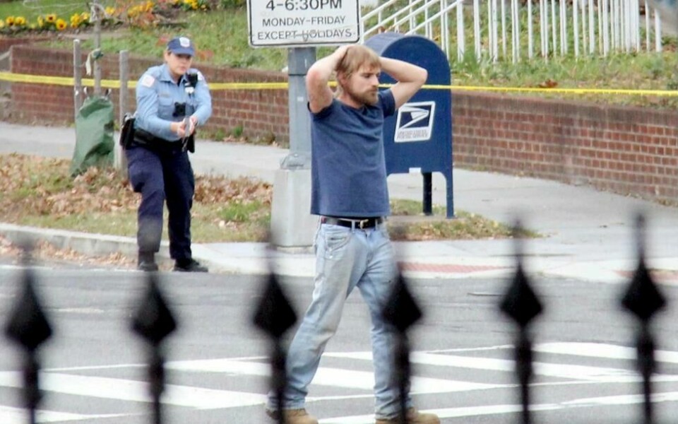 Bildet fra 2016 viser en mann som stormet en pizzarestaurant i North Carolina med et automatgevær for å «etterforske» den såkalte «Pizzagate» - en pedofiliring og konspirasjonsring. Bildet fra 2016 viser en mann som stormet en pizzarestaurant i North Carolina med et automatgevær for å «etterforske» den såkalte «Pizzagate» - en pedofiliring og konspirasjonsring. Foto: Sathi Soma / AP