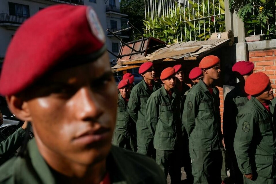 Presidentens garde står klar i køen for å stemme i folkeavstemningen i Venezuela på søndag. Presidentens garde står klar i køen for å stemme i folkeavstemningen i Venezuela på søndag. Foto: Matias Delacroix / AP Photo