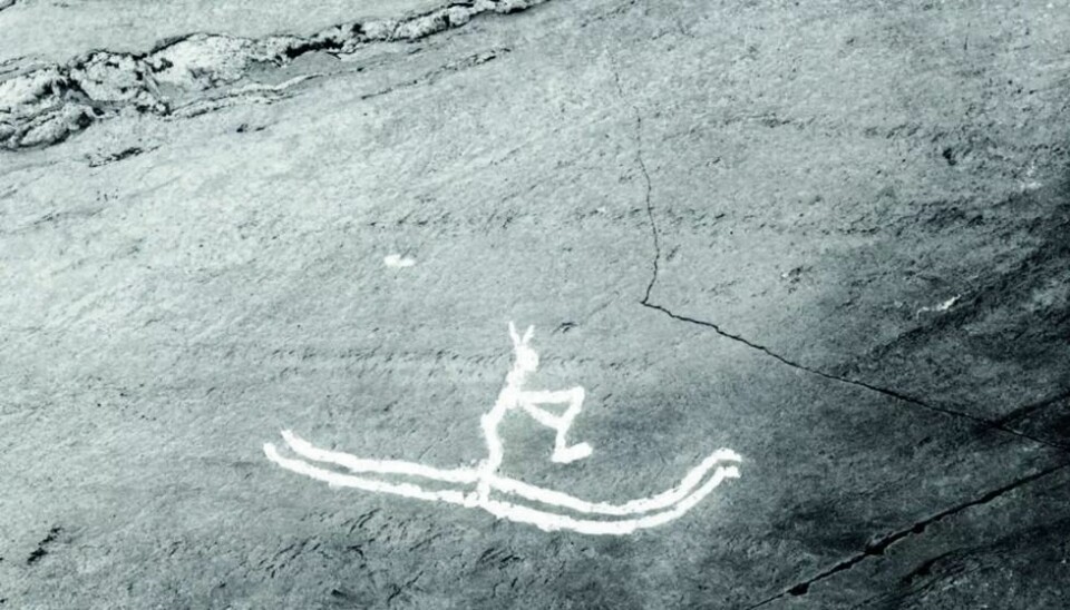 Dette fotografiet tok den kjente norske arkeologen Guttorm Gjessing av skiløperen i 1933, like etter at han hadde oppdaget figuren på Rødøya i Alstahaug kommune i Nordland. Legg merke til hornene skiløperen har på hodet. Dette fotografiet tok den kjente norske arkeologen Guttorm Gjessing av skiløperen i 1933, like etter at han hadde oppdaget figuren på Rødøya i Alstahaug kommune i Nordland. Legg merke til hornene skiløperen har på hodet. Foto: Guttorm Gjessing