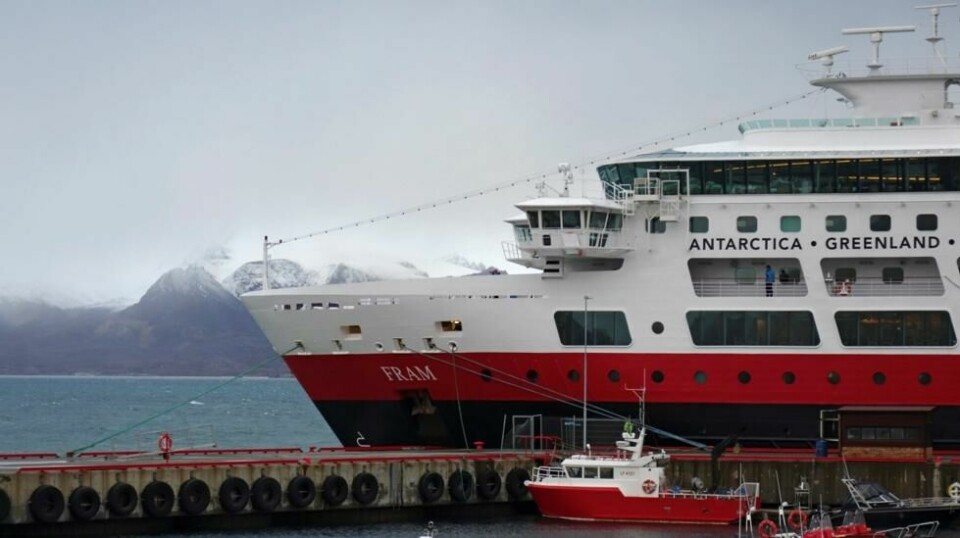 Et cruiseskip ligger fortøyd ved Ny-Ålesund på Svalbard, september 2016.