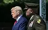 Her er USAs president Donald Trump under en seremoni ved militærakademiet West Point sammen med akademiets første svarte inspektør, generalløytnant Darryl Williams. Bildet er tatt 13. juni 2020. Foto: Jonathan Ernst / Reuters