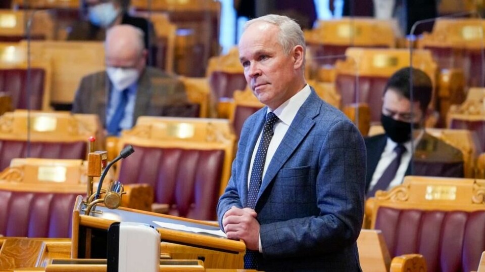 Jan Tore Sanner (H) gir seg på Stortinget.