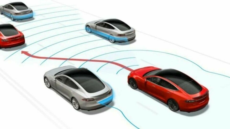 TEKNOLOGI: Tesla er en av bilprodusentene som er lengst fremme på selvkjørende teknologi. Men bilene skal uansett ikke fortette hvis sjåføren sovner. TEKNOLOGI: Tesla er en av bilprodusentene som er lengst fremme på selvkjørende teknologi. Men bilene skal uansett ikke fortette hvis sjåføren sovner.