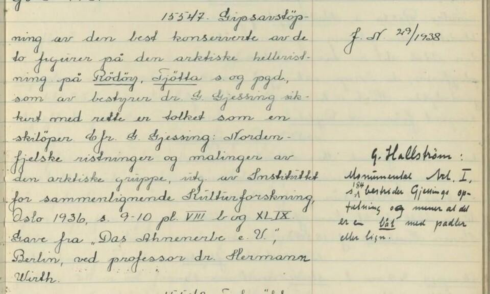 «Gave fra Das Ahnenerbe ved professor dr. Hermann Wirth», står det i innberetningen fra 1938 som er blitt funnet hos museet. I margen har noen notert at den kjente arkeologen Guttorm Gjessing bestrider at det er snakk om en skiløper. Han tror det heller er snakk om en båt med en padler. «Gave fra Das Ahnenerbe ved professor dr. Hermann Wirth», står det i innberetningen fra 1938 som er blitt funnet hos museet. I margen har noen notert at den kjente arkeologen Guttorm Gjessing bestrider at det er snakk om en skiløper. Han tror det heller er snakk om en båt med en padler. Foto: Bilde fra Vitenskapsmuseet