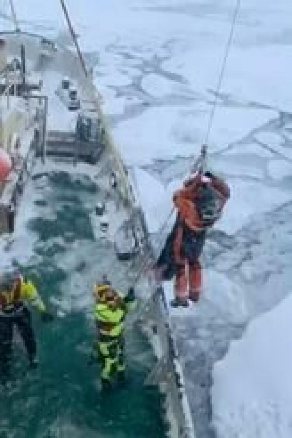 16 personer ble evakuert med helikopter, etter at et svensk fartøy på oppdagelsestur ved Svalbard ble sittende fast i isen sørvest i Hinlopenstredet på Svalbard i september. 16 personer ble evakuert med helikopter, etter at et svensk fartøy på oppdagelsestur ved Svalbard ble sittende fast i isen sørvest i Hinlopenstredet på Svalbard i september. Foto: Sindre Kinnerød / NTB scanpix