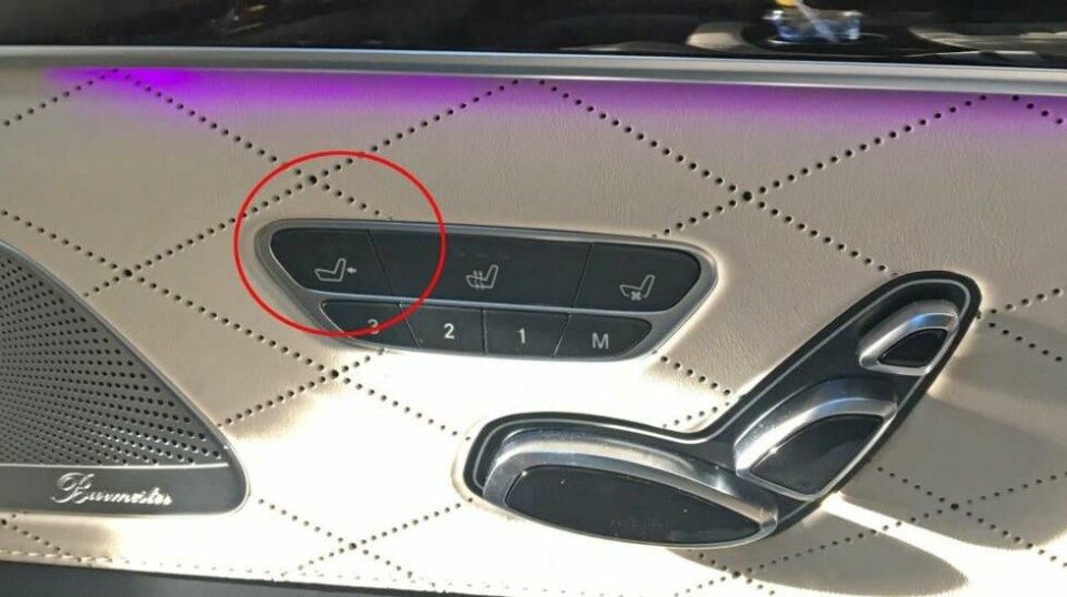 I de mest påkostede baksetene i Mercedes S-klasse, har du mulighet til å justere på sittestillingen din. Dessuten kan du fra det høyre baksetet justere passasjersetet foran! Dermed kan du lett kjøre forsetet helt fram og få god plass til bena.