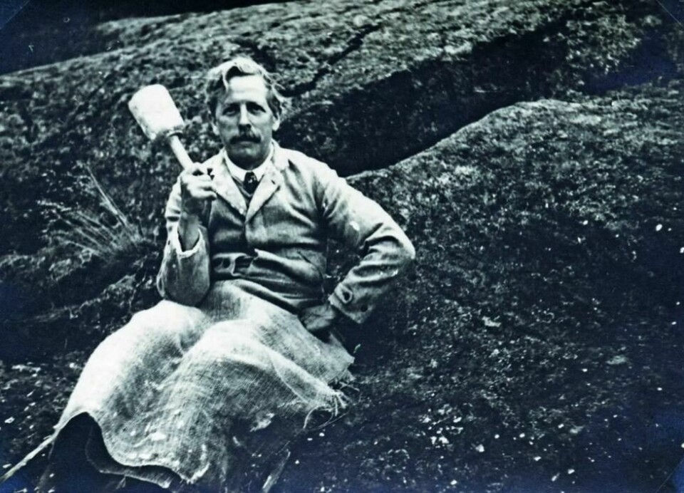 På dette bildet ser vi Herman Wirth som lager gipsavstøpninger under Ahnenerbe-forskernes ekspedisjon til Tanum i Bohuslän i Sverige i 1935. I Sverige fikk tyskeren kritikk for å skade helleristningene og han ble nektet å gjøre det flere ganger. På dette bildet ser vi Herman Wirth som lager gipsavstøpninger under Ahnenerbe-forskernes ekspedisjon til Tanum i Bohuslän i Sverige i 1935. I Sverige fikk tyskeren kritikk for å skade helleristningene og han ble nektet å gjøre det flere ganger. Foto: Carl Amunder/ Svenskt Hällristnings Forsknings Arkiv