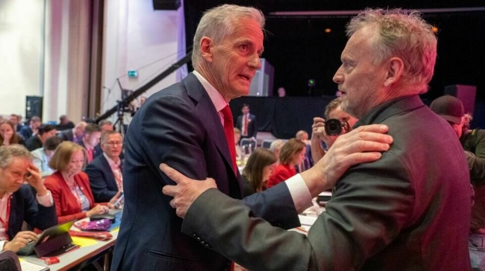 Statsminister Jonas Gahr Støre og Oslo byråd Raymond Johansen på Arbeiderpartiet landsmøte i Oslo. Opinions nye kommunemåling viser at Arbeiderpartiet ligger an til å gjøre tidenes dårligste lokalvalg.