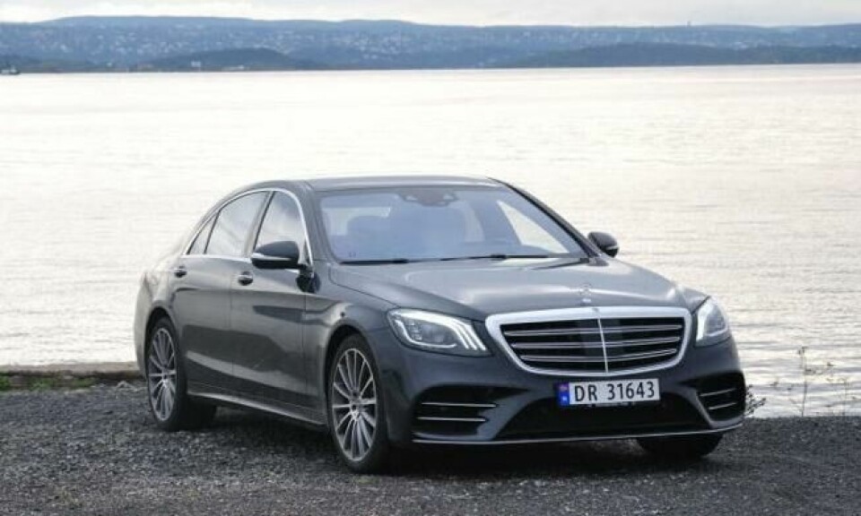 S-klasse har fått en facelift, som lettest avsløres av de tre LED-stripene i hovedlyktene. Med AMG-pakke ser den også sporty ut, til tross for størrelsen. S-klasse har fått en facelift, som lettest avsløres av de tre LED-stripene i hovedlyktene. Med AMG-pakke ser den også sporty ut, til tross for størrelsen.