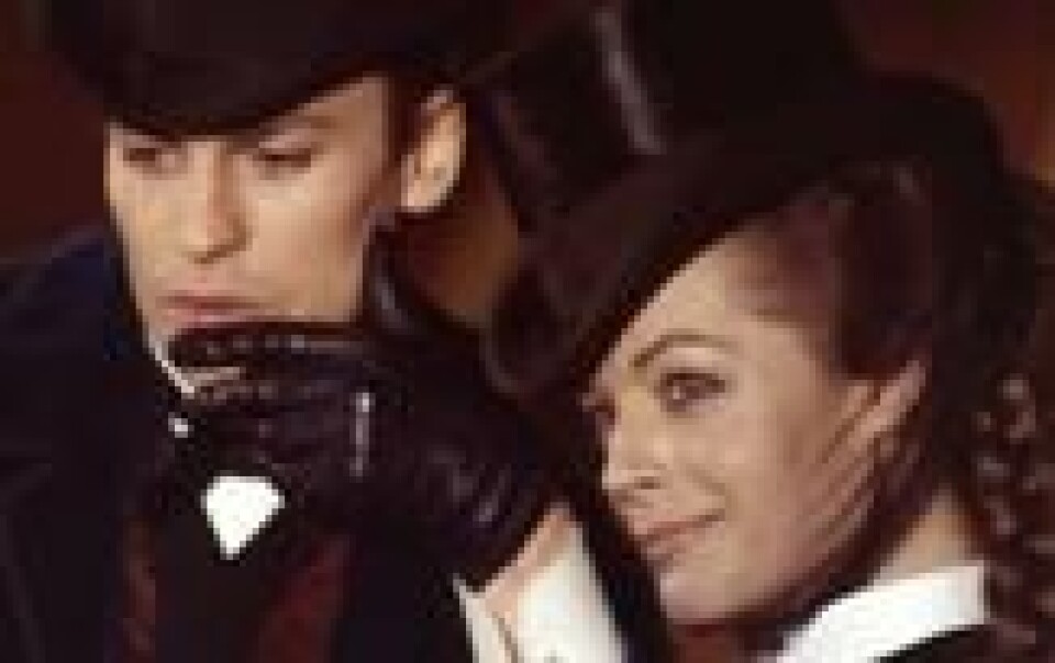 Den østerrikske skuespillerinnen Romy Schneider sammen med Helmut Berger under innspillingen av «Ludwig II», regissert av Luchino Visconti, i Bayern, Tyskland, april 1972. Den østerrikske skuespillerinnen Romy Schneider sammen med Helmut Berger under innspillingen av «Ludwig II», regissert av Luchino Visconti, i Bayern, Tyskland, april 1972. Foto: Str / AP