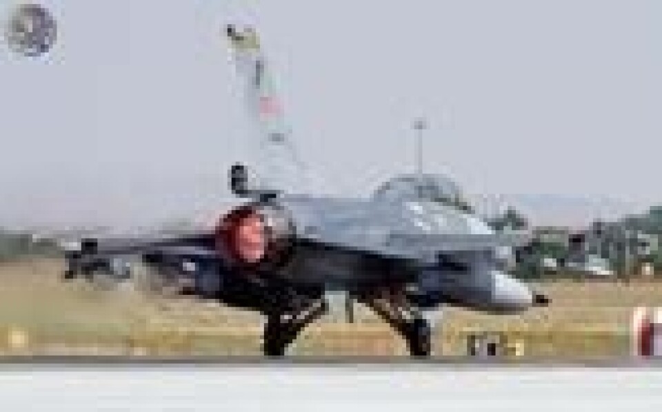 Et tyrkisk F-16-fly som ruser motoren. Amerikanske politikere vil at forsvarsminister Jim Mattis skal se på alle store våpenkontrakter med Tyrkia. Et tyrkisk F-16-fly som ruser motoren. Amerikanske politikere vil at forsvarsminister Jim Mattis skal se på alle store våpenkontrakter med Tyrkia. Foto: Bulent Kavakkoru / CC BY-SA 2.0
