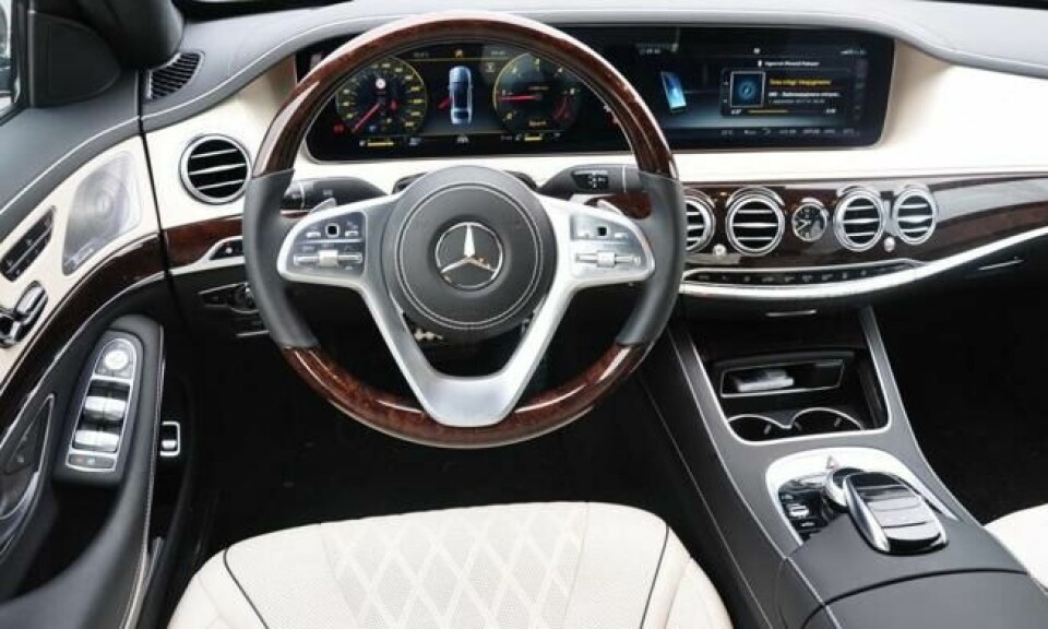 Du skal være rimelig blasert for å ikke bli imponert over interiøret i Mercedes S-klasse. Her er det skyhøy kvalitetsfølelse og bransjens beste infotainmentsystem. Du skal være rimelig blasert for å ikke bli imponert over interiøret i Mercedes S-klasse. Her er det skyhøy kvalitetsfølelse og bransjens beste infotainmentsystem.