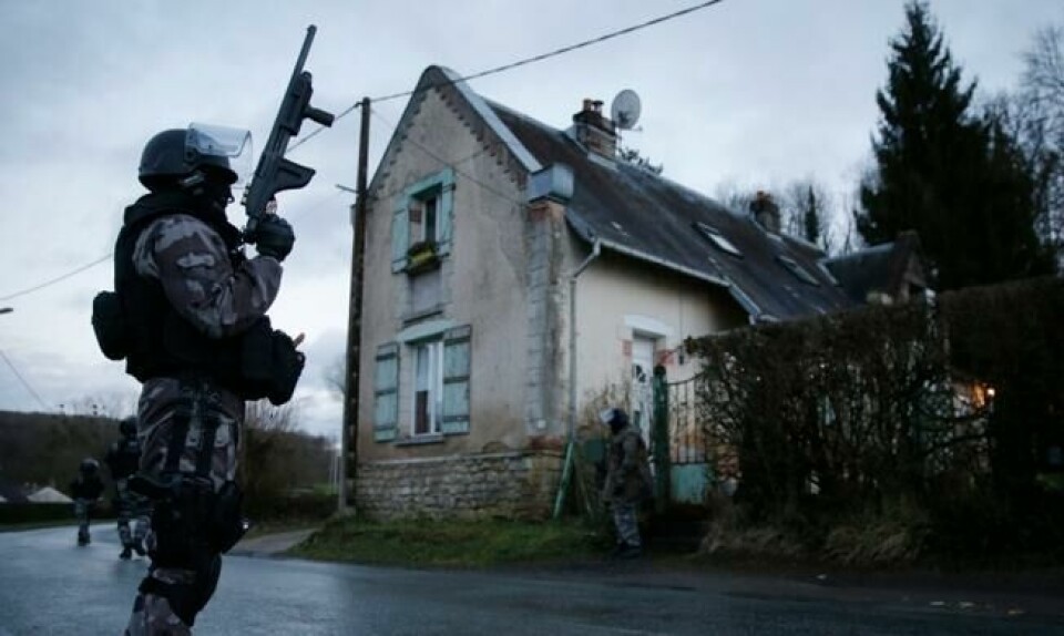 Fransk GIPN-spesialpoliti sikrer et nabolag nordøst i Paris 8. januar 2015 etter Charlie Hebdo-angrepene. NTB Scanpix/Reuters.
