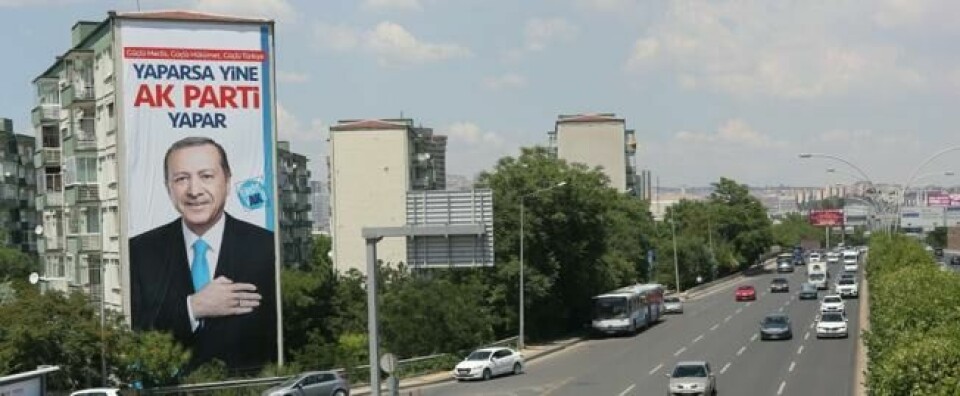 «AKP kan gjøre det igjen» står det på plakaten i Ankara, i forkant av valget om å endre grunnloven slik at statsministerposten blir avskaffet for å gi Erdogan mer makt. «AKP kan gjøre det igjen» står det på plakaten i Ankara, i forkant av valget om å endre grunnloven slik at statsministerposten blir avskaffet for å gi Erdogan mer makt. Foto: Adem Altan / AFP / NTB scanpix