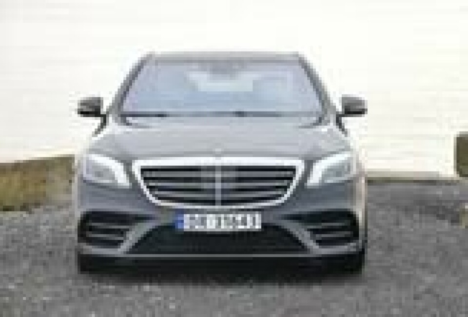 Mercedes har aldri laget en sterkere dieselmotor enn den som står i testbilen. 340 hk gir et svært solid kraftoverskudd. Mercedes har aldri laget en sterkere dieselmotor enn den som står i testbilen. 340 hk gir et svært solid kraftoverskudd.