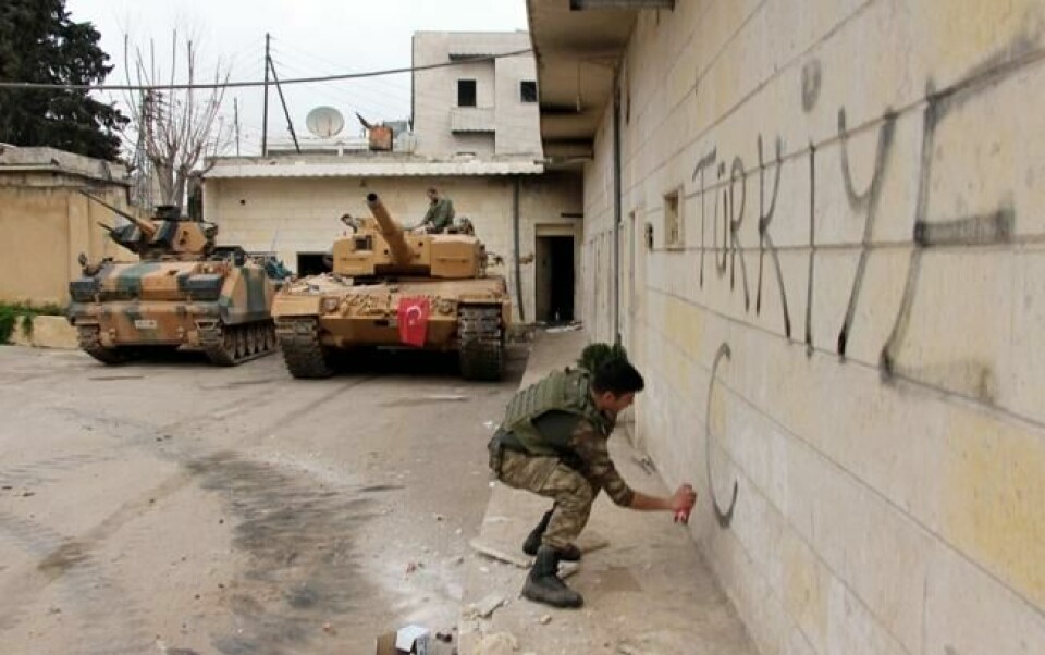 En tyrkisk soldat sprayer «Tyrkia» på en vegg i Afrin, Nord-Syria En tyrkisk soldat sprayer «Tyrkia» på en vegg i Afrin, Nord-Syria Foto: Hasan Kirmizitas / AP / NTB scanpix