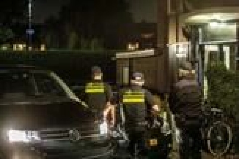 Sju personer ble pågrepet i Nederland 27. september i år, mistenkt for å ha planlagt et større koordinert angrep med selvmordsvester og AK-47 automatgevær NTB Scanpix/AFP. Sju personer ble pågrepet i Nederland 27. september i år, mistenkt for å ha planlagt et større koordinert angrep med selvmordsvester og AK-47 automatgevær NTB Scanpix/AFP.