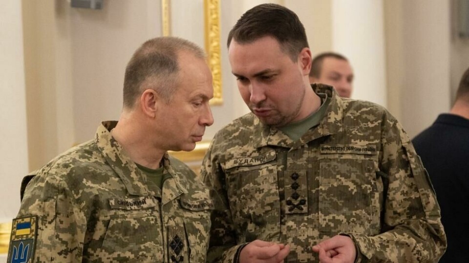 Den ukrainske strategien skal ha tvunget Russland til å spre sine ammunisjonslagre og gjøre dem mindre tilgjengelige for angrep. Ukrainas forsvarssjef Oleksandr Syrskyj og militære etterretningssjef Kyrylo Budanov. Foto: Handout / UKRAINIAN PRESIDENTIAL PRESS SERVICE / AFP)