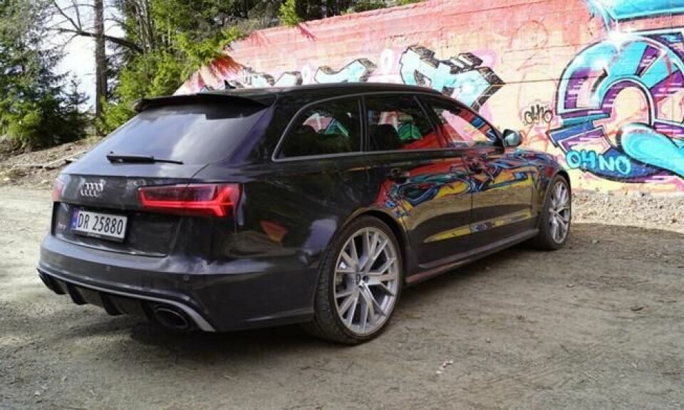 I svart metallic og 21 toms felger ser den ekstra bøllete ut. I svart metallic og 21 toms felger ser den ekstra bøllete ut.