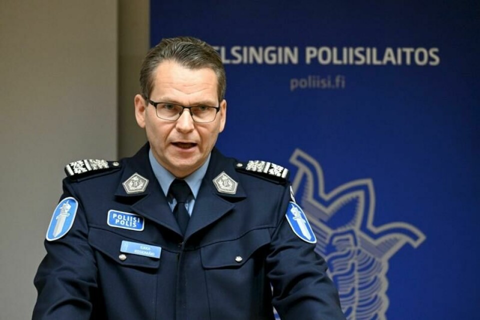 Politikommissær Ilkka Koskim'ki på pressekonferansen i Helsingfors 2. juledag.