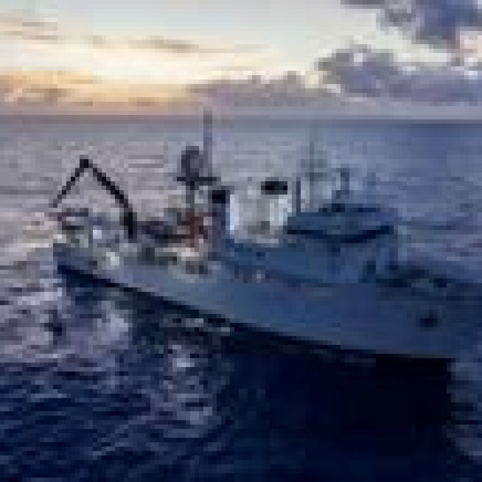 Miniubåten festet til en kran fra forskningsfartøyet DSSV Pressure Drop over Marianergropen i Stillehavet våren 2019. NTB Scanpix/Reuters. Miniubåten festet til en kran fra forskningsfartøyet DSSV Pressure Drop over Marianergropen i Stillehavet våren 2019. NTB Scanpix/Reuters.