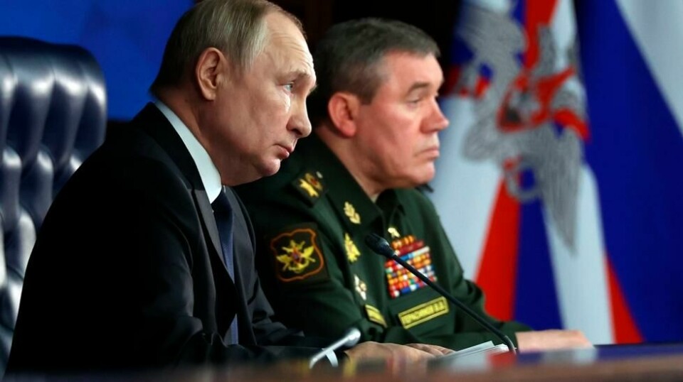 – Jeg vet jo ikke hva president Putin tenker, men tiden er absolutt inne for å finne en løsning. Det er opp til president Putin, som har startet krigen, å prøve å finne en måte å komme seg ut av dette på, sier Norges forsvarssjef, Eirik Kristoffersen. På bildet deltar Vladimir Putin og Russlands forsvarssjef Valery Gerasimov under et møte med russiske offiserer i Moskva 21. desember 2022.