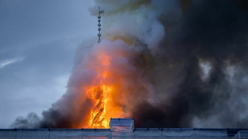 Dragespiret på bygningen Børsen på Slotsholmen i København ble ødelagt av flammene tirsdag morgen. Den norske riksantikvaren omtaler bygget som et av de viktigste fra unionstiden. Foto: Ida Marie Odgaard / AP / NTB