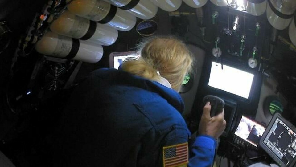 Forsker Victor Vescovo styrer miniubåten DSV Limiting Factor i Marianergropen i Stillehavet våren 2019. NTB Scanpix/Reuters. Forsker Victor Vescovo styrer miniubåten DSV Limiting Factor i Marianergropen i Stillehavet våren 2019. NTB Scanpix/Reuters.