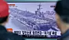 Sørkoreanere ser på en TV-sending med bilder av det amerikanske hangarskipet Carl Vinson som er sent i retning den koreanske halvøy. Foto: NTB scanpix