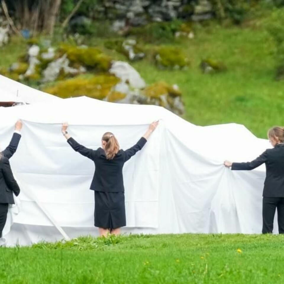 Prinsesse Märtha Louise skjules med hvite laken når hun ankommer bryllupsteltet på Vinjevollen i Geiranger for vielsen til prinsesse Märtha Louise og Durek Verrett lørdag. Foto: Heiko Junge / NTB