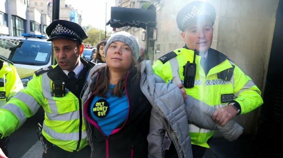 Politibetjenter pågriper klimaaktivisten Greta Thunberg under en demonstrasjon i London, 17. oktober 2023.